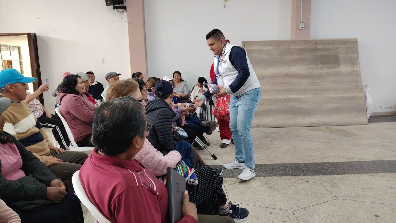 Equipo de Fundación Jusedi realizando atención comunitaria con adultos mayores